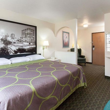 Super 8 By Wyndham Tulsa/Downtown/East Hotel Exterior foto